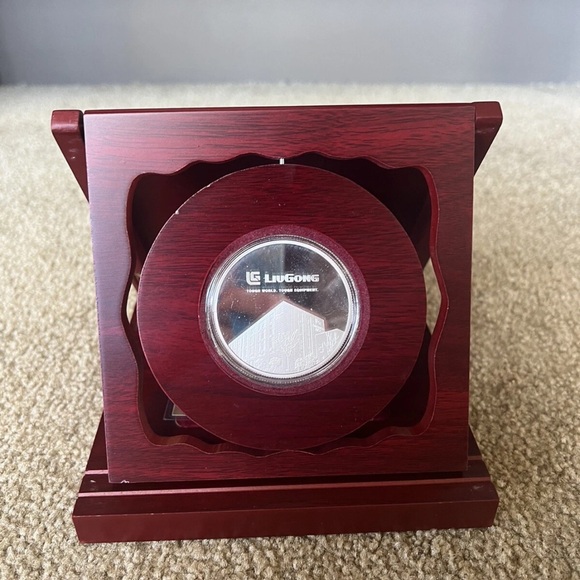 Sterling Silver (999) and Gold (999) LiuGong Equipment 10-Year Coin - Picture 11 of 16